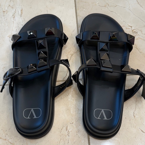 Valentino Garavani Black Pyramid Stud Slides - Picture 4 of 4